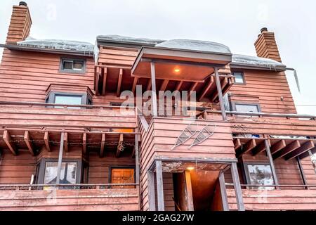 Blick auf ein Wohnhaus aus Holz mit zwei Kaminen an der Seite Stockfoto