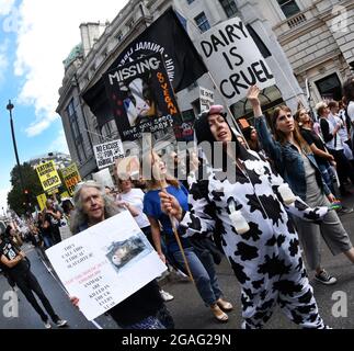 The Official Animal Rights March, London, 2018. Vegane Aktivisten marschieren am 25. August 2018 durch die britische Hauptstadt und protestieren gegen Tierquälerei. Stockfoto