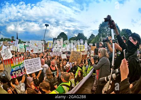 The Official Animal Rights March, London, 2018. Vegane Aktivisten versammelten sich am Hyde Park, nachdem sie am 25. August 2018 durch die britische Hauptstadt marschierten und gegen Tierquälerei protestierten. Stockfoto