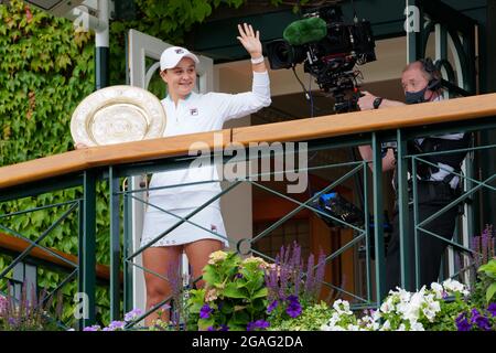 Ashleigh Barty aus Australien winkt Fans vom Balkon mit der Trophäe „Venus Rosewater Dish“ zu Stockfoto