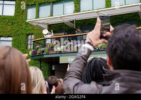 Ashleigh Barty aus Australien winkt Fans vom Balkon mit der Trophäe „Venus Rosewater Dish“ zu Stockfoto