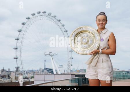 Ashleigh Barty aus Australien mit dem Venus Rosewater Dish nach dem Gewinn des Ladies Singles Finals bei den Wimbledon Championships Stockfoto