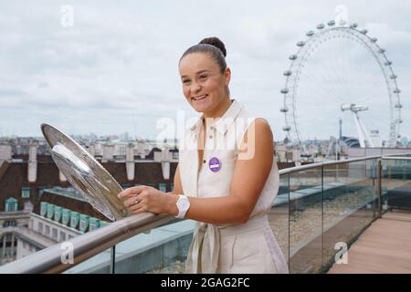 Ashleigh Barty aus Australien mit dem Venus Rosewater Dish nach dem Gewinn des Ladies Singles Finals bei den Wimbledon Championships Stockfoto