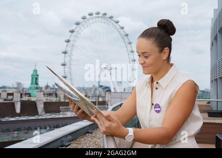 Ashleigh Barty aus Australien mit dem Venus Rosewater Dish nach dem Gewinn des Ladies Singles Finals bei den Wimbledon Championships Stockfoto