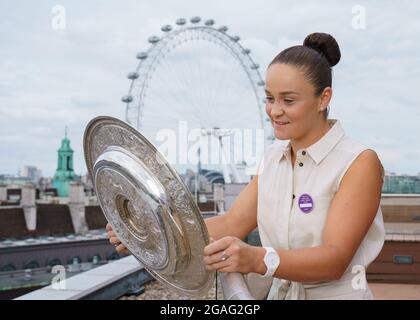 Ashleigh Barty aus Australien mit dem Venus Rosewater Dish nach dem Gewinn des Ladies Singles Finals bei den Wimbledon Championships Stockfoto