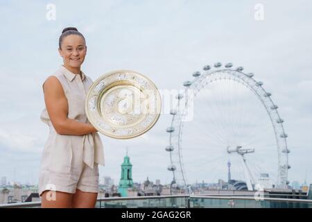 Ashleigh Barty aus Australien mit dem Venus Rosewater Dish nach dem Gewinn des Ladies Singles Finals bei den Wimbledon Championships Stockfoto