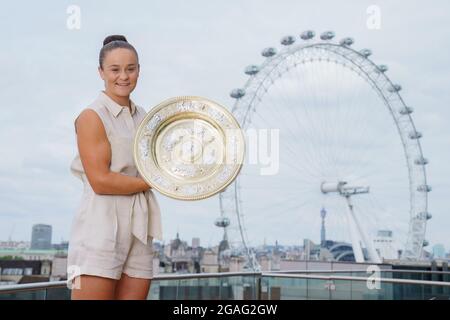 Ashleigh Barty aus Australien mit dem Venus Rosewater Dish nach dem Gewinn des Ladies Singles Finals bei den Wimbledon Championships Stockfoto