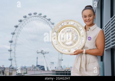 Ashleigh Barty aus Australien mit dem Venus Rosewater Dish nach dem Gewinn des Ladies Singles Finals bei den Wimbledon Championships Stockfoto