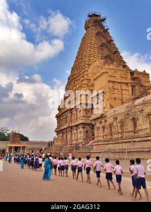 Schlange von Schuljungen, die den Darsuram-Tempel, Tamil Nadu, Südindien besuchen Stockfoto