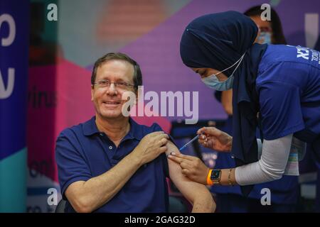 (210730) -- RAMAT GAN (ISRAEL), 30. Juli 2021 (Xinhua) -- der israelische Präsident Isaac Herzog (L, Front) erhält am 30. Juli 2021 im Sheba Medical Center in Ramat Gan, Zentralisraelien, die dritte Dosis des COVID-19-Impfstoffs. Isaac Herzog erhielt am Freitag den dritten Pfizer-BioNTech-Jab. (Yonatan Sindel/JINI über Xinhua) Stockfoto