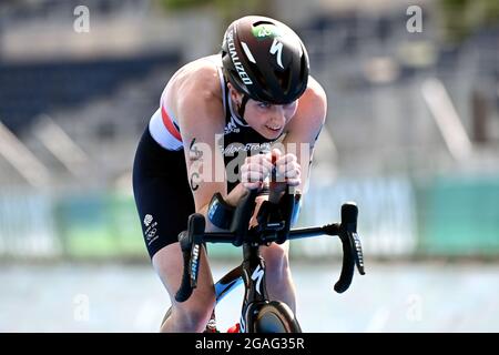 Tokio, Japan. Juli 2021. Triathlon: Olympic, Relay, Mixed im Odaiba Marine Park. Georgia Taylor-Brown aus Großbritannien im Einsatz auf dem Rennrad. Quelle: Sebastian Gollnow/dpa/Alamy Live News Stockfoto