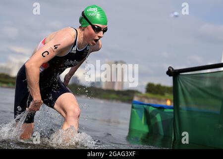 Tokio, Japan. Juli 2021. Triathlon: Olympic, Relay, Mixed im Odaiba Marine Park. Georgia Taylor-Brown aus Großbritannien kommt aus dem Wasser. Quelle: Sebastian Gollnow/dpa/Alamy Live News Stockfoto