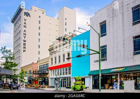 Das Van Antwerp Building, Kress Building und andere Restaurants und Geschäfte sind in der Dauphin Street, 28. Juli 2021, in Mobile, Alabama, abgebildet. Stockfoto