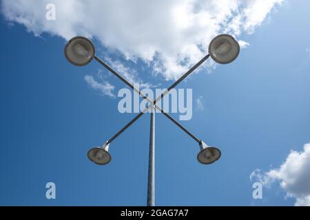 Blick auf die Straßenlaterne aus dem unteren Winkel gegen den blauen Himmel und die Wolken. Stockfoto