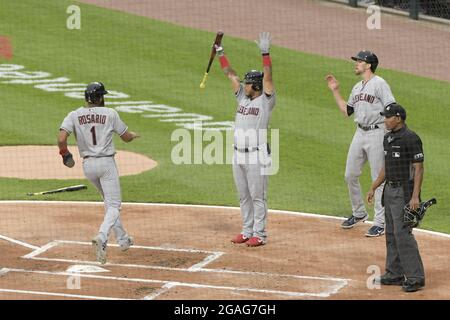 Chicago, USA. Juli 2021. Die Cleveland Indians Amed Rosario (1) erzielt beim ersten Inning gegen das Chicago White Sox at Guaranteed Rate Field am Freitag, den 30. Juli 2021 in Chicago einen 2-Run-RBI des designierten Hitters Franmil Reyes (32). Foto von Mark Black/UPI Credit: UPI/Alamy Live News Stockfoto