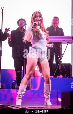 Lulworth, Dorset, UK, Freitag, 30. Juli 2021 Becky Hill spielt live auf der Castle Stage am 1. Tag des Camp Beestival, Lulworth Castle, Dorset. Kredit: DavidJensen / Empics Unterhaltung / Alamy Live Nachrichten Stockfoto