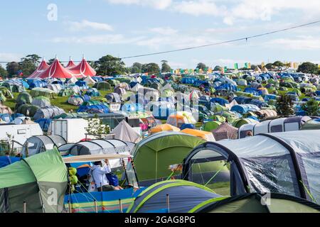 Lulworth, Dorset, UK, Freitag, 30. Juli 2021 BLICK auf den Hauptcampingplatz am 1. Tag des Camp Beestival, Lulworth Castle, Dorset. Kredit: DavidJensen / Empics Unterhaltung / Alamy Live Nachrichten Stockfoto