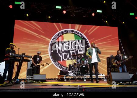 Lulworth, Dorset, UK, Freitag, 30. Juli 2021 Musical Youth treten auf der Castle Stage am 1. Tag des Camp Beestival, Lulworth Castle, Dorset auf. Kredit: DavidJensen / Empics Unterhaltung / Alamy Live Nachrichten Stockfoto