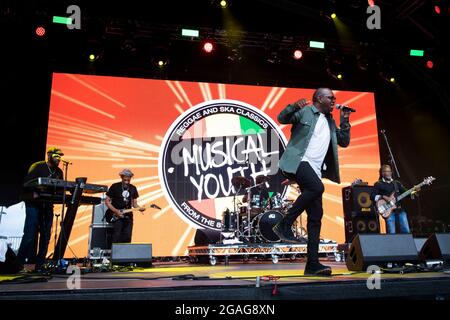 Lulworth, Dorset, UK, Freitag, 30. Juli 2021 Musical Youth treten auf der Castle Stage am 1. Tag des Camp Beestival, Lulworth Castle, Dorset auf. Kredit: DavidJensen / Empics Unterhaltung / Alamy Live Nachrichten Stockfoto