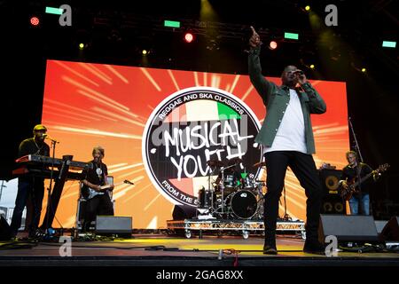 Lulworth, Dorset, UK, Freitag, 30. Juli 2021 Musical Youth treten auf der Castle Stage am 1. Tag des Camp Beestival, Lulworth Castle, Dorset auf. Kredit: DavidJensen / Empics Unterhaltung / Alamy Live Nachrichten Stockfoto