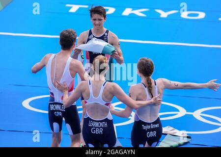 Tokio, Japan. Juli 2021. TOKIO, JAPAN - 31. JULI: Alex Yee aus Großbritannien feiert den Sieg mit Jonathan Brownlee aus Großbritannien, Jessica Learmonth aus Großbritannien und Georgia Taylor Brown aus Großbritannien, die während der Olympischen Spiele 2020 in Tokio im Odaiba Marine Park am 31. Juli beim Mixed Relay gegeneinander antreten. 2021 in Tokio, Japan (Foto: Yannick Verhoeven/Orange Picics) Credit: Orange Pics BV/Alamy Live News Stockfoto