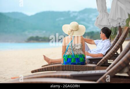 Paare mittleren Alters entspannen sich am chaweng Strand in koh samui, Thailand. Stockfoto