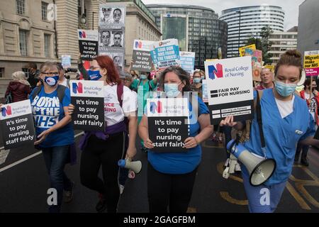 London, Großbritannien. Juli 2021. Mitarbeiter des NHS marschieren vom St. Thomas' Hospital zur Downing Street, um gegen die Empfehlung des NHS Pay Review Organs zu protestieren, die Gehälter für NHS-Mitarbeiter in England um 3 % zu erhöhen. Der protestmarsch wurde von Unite the Union, Das die ankommende NHS England-Chefin Amanda Pritchard aufgefordert hat, dafür zu sorgen, dass eine Erhöhung der NHS-Gehälter aus neuen Finanzmitteln und nicht aus bestehenden NHS-Budgets kommt, und von der in Kürze erwartet wird, dass sie ihren Mitgliedern eine beratende Abstimmung über Arbeitskampfmaßnahmen vorlegen wird. Kredit: Mark Kerrison/Alamy Live Nachrichten Stockfoto