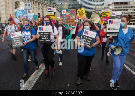 London, Großbritannien. Juli 2021. Mitarbeiter des NHS marschieren vom St. Thomas' Hospital zur Downing Street, um gegen die Empfehlung des NHS Pay Review Organs zu protestieren, die Gehälter für NHS-Mitarbeiter in England um 3 % zu erhöhen. Der protestmarsch wurde von Unite the Union, Das die ankommende NHS England-Chefin Amanda Pritchard aufgefordert hat, dafür zu sorgen, dass eine Erhöhung der NHS-Gehälter aus neuen Finanzmitteln und nicht aus bestehenden NHS-Budgets kommt, und von der in Kürze erwartet wird, dass sie ihren Mitgliedern eine beratende Abstimmung über Arbeitskampfmaßnahmen vorlegen wird. Kredit: Mark Kerrison/Alamy Live Nachrichten Stockfoto