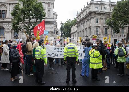 London, Großbritannien. Juli 2021. NHS-Mitarbeiter protestieren vor der Downing Street gegen die Empfehlung des NHS Pay Review-Gremiums, die Gehälter für NHS-Mitarbeiter in England um 3 % zu erhöhen. Ein protestmarsch vom St. Thomas' Hospital und der UCH wurde von Unite the Union unterstützt. Das die ankommende NHS England-Chefin Amanda Pritchard aufgefordert hat, dafür zu sorgen, dass eine Erhöhung der NHS-Gehälter aus neuen Finanzmitteln und nicht aus bestehenden NHS-Budgets kommt, und von der in Kürze erwartet wird, dass sie ihren Mitgliedern eine beratende Abstimmung über Arbeitskampfmaßnahmen vorlegen wird. Kredit: Mark Kerrison/Alamy Live Nachrichten Stockfoto