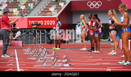 Tokio, Japan. Juli 2021. Laura Valette aus Frankreich (2. R) erhält bei den Olympischen Spielen 2020 in Tokio, Japan, am 31. Juli 2021, eine gelbe Karte bei den 100-m-Hürden der Frauen. Quelle: Li Ming/Xinhua/Alamy Live News Stockfoto