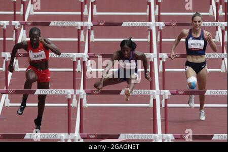 Tokio, Japan. Juli 2021. Die Haitianerin Mulern Jean (L), Kendra Harrison aus den USA (C) und die französische Künstlerin Laura Valette treten am Freitag, den 31. Juli 2021, bei den Leichtathletik-Wettbewerben während der Olympischen Sommerspiele in Tokio in Tokio, Japan, in einer Runde mit 100 Hürden der Frauen gegeneinander an. Foto von Bob Strong/UPI. Kredit: UPI/Alamy Live Nachrichten Stockfoto