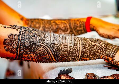 Hinduistische Braut von Hand bemalt mit Henna am Hochzeitsabend. Stockfoto