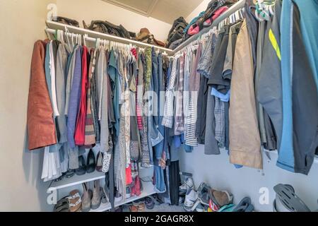 Kleine, überfüllte, begehbare Kleiderkammer mit Taschen und Schuhen Stockfoto