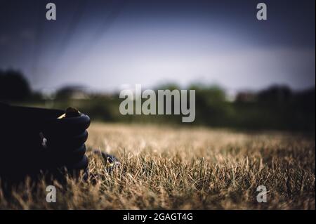 Spule von 1 Zoll Bewässerungsschlauch bereit für die neue Installation auf der Oberseite von braunen und beschädigten trockenen Gras. Stockfoto