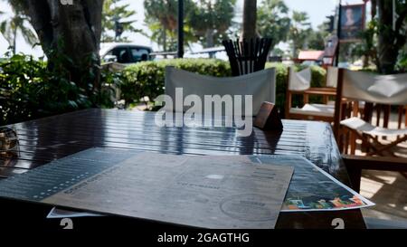 Höhere Lebensmittelkosten leere Tische in Restaurants Stockfoto