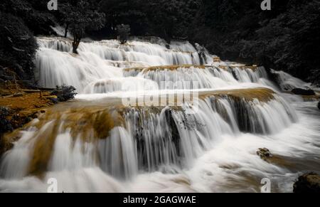 Schöner Wasserfall in Pu Luong Dorf Thanh Hoa Provinz Nordvietnam Stockfoto