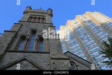 Der alte Turm und das Wohnhaus - St. Andrew's Church - Toronto, Kanada Stockfoto