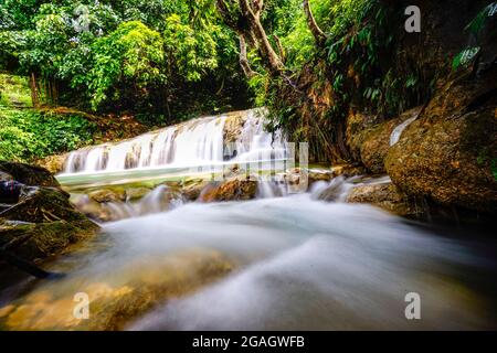 Schöner Wasserfall in Pu Luong Dorf Thanh Hoa Provinz Nordvietnam Stockfoto