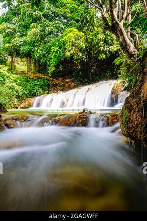 Schöner Wasserfall in Pu Luong Dorf Thanh Hoa Provinz Nordvietnam Stockfoto