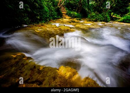 Schöner Wasserfall in Pu Luong Dorf Thanh Hoa Provinz Nordvietnam Stockfoto