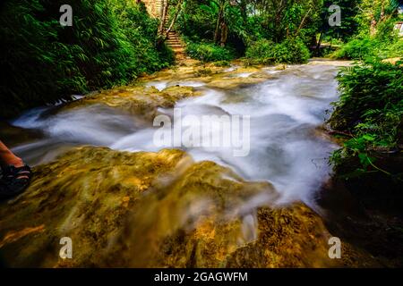 Schöner Wasserfall in Pu Luong Dorf Thanh Hoa Provinz Nordvietnam Stockfoto