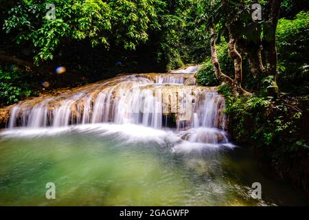 Schöner Wasserfall in Pu Luong Dorf Thanh Hoa Provinz Nordvietnam Stockfoto