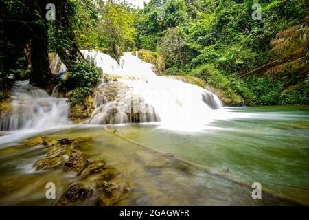 Schöner Wasserfall in Pu Luong Dorf Thanh Hoa Provinz Nordvietnam Stockfoto