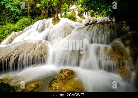 Schöner Wasserfall in Pu Luong Dorf Thanh Hoa Provinz Nordvietnam Stockfoto