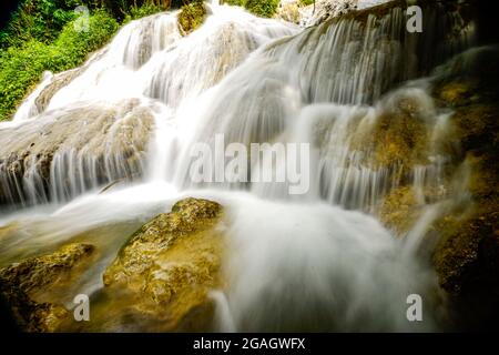 Schöner Wasserfall in Pu Luong Dorf Thanh Hoa Provinz Nordvietnam Stockfoto