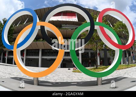 Tokio, Japan. Juli 2021. Die Olympischen Ringe werden vor dem Olympiastadion aufgestellt. Quelle: Swen Pförtner/dpa/Alamy Live News Stockfoto
