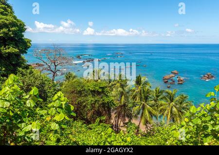 Cano Insel (Insel Caño) biologische Reservelandschaft über tropischen Palmen und Pazifik, Corcovado Nationalpark, Osa Halbinsel, Costa Rica. Stockfoto