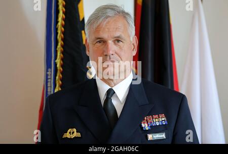 Rostock, Deutschland. Juli 2021. Vizeadmiral Kay-Achim Schönbach, Inspektor der deutschen Marine, beim Marinestützpunkt. Schönbach übernahm den Posten im März 2021 von Vizeadmiral Krause. (An dpa: Neuer Marineinspektor: 'Wir müssen aus der Komfortzone raus') Quelle: Bernd Wüstneck/dpa-Zentralbild/dpa/Alamy Live News Stockfoto
