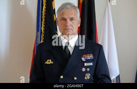 Rostock, Deutschland. Juli 2021. Vizeadmiral Kay-Achim Schönbach, Inspektor der deutschen Marine, beim Marinestützpunkt. Schönbach übernahm den Posten im März 2021 von Vizeadmiral Krause. (An dpa: Neuer Marineinspektor: 'Wir müssen aus der Komfortzone raus') Quelle: Bernd Wüstneck/dpa-Zentralbild/dpa/Alamy Live News Stockfoto
