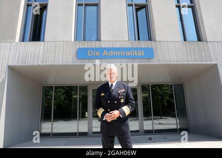 Rostock, Deutschland. Juli 2021. Vize-Admiral Kay-Achim Schönbach, Inspektor der deutschen Marine, vor dem Marinekommando. Schönbach übernahm den Posten im März 2021 von Vizeadmiral Krause. (An dpa: Neuer Marineinspektor: 'Wir müssen aus der Komfortzone raus') Quelle: Bernd Wüstneck/dpa-Zentralbild/dpa/Alamy Live News Stockfoto